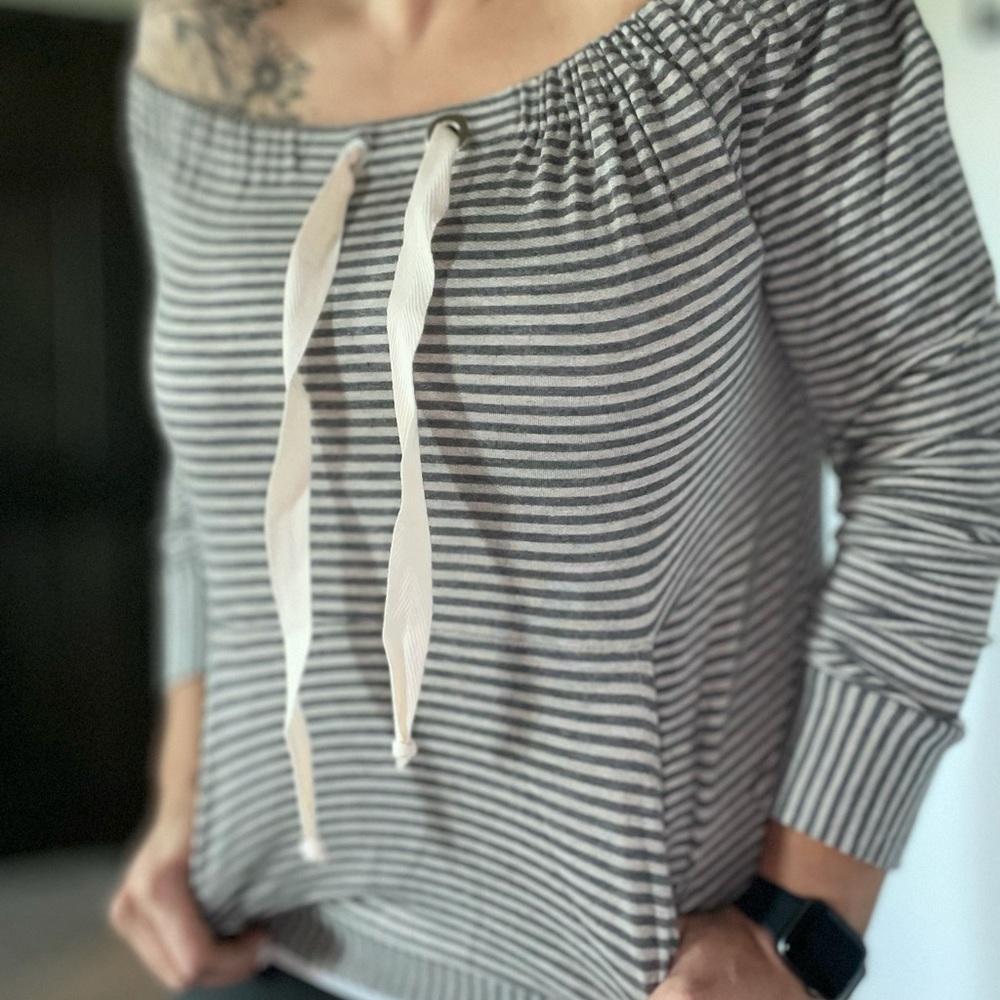 Elan off the shoulder shirt - size medium